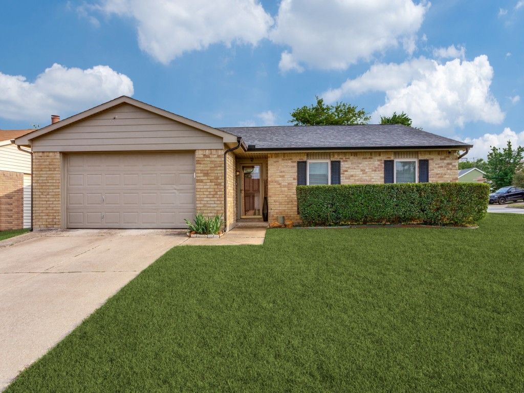 6900 Sandstone Court, Fort Worth, TX 76120