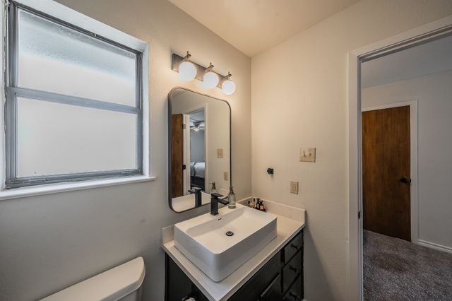 302 W Hale Avenue, Decatur, TX 76234