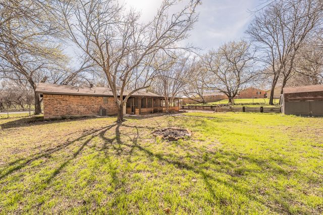 302 W Hale Avenue, Decatur, TX 76234
