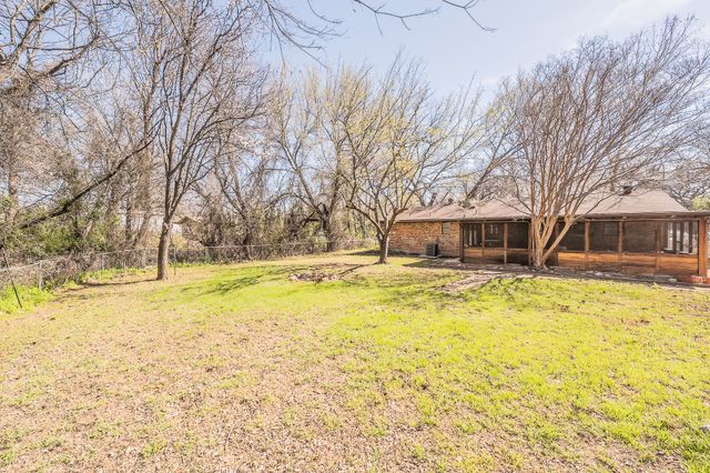 302 W Hale Avenue, Decatur, TX 76234