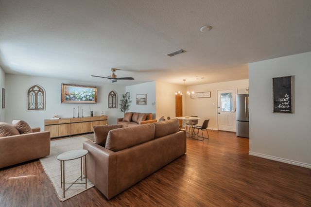 302 W Hale Avenue, Decatur, TX 76234