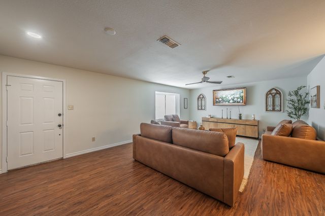 302 W Hale Avenue, Decatur, TX 76234