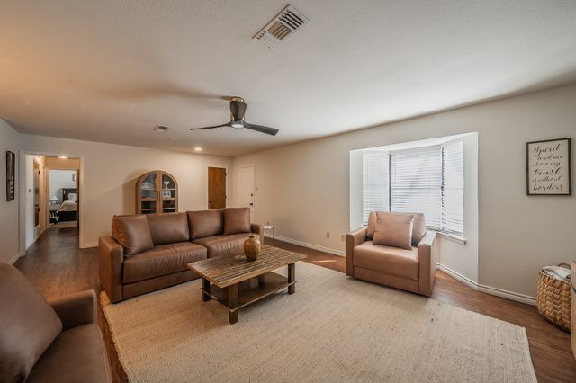 302 W Hale Avenue, Decatur, TX 76234