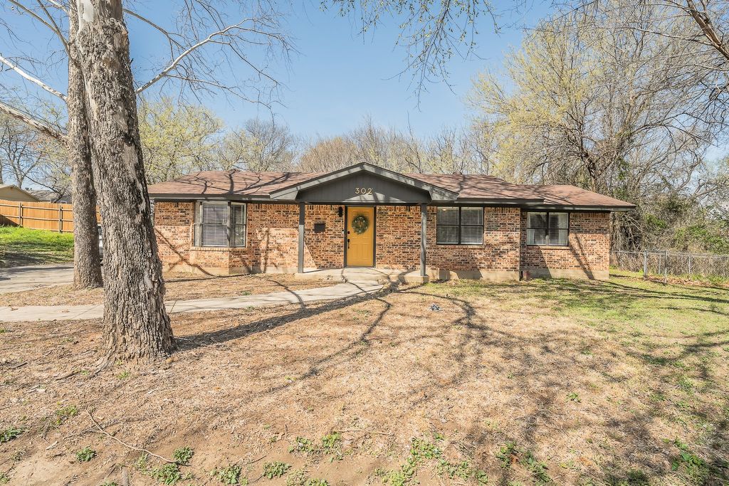 302 W Hale Avenue, Decatur, TX 76234