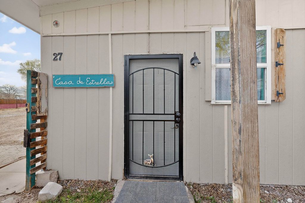 Image 10 of property listing at 27 El Cid Loop, Los Lunas, NM 87031