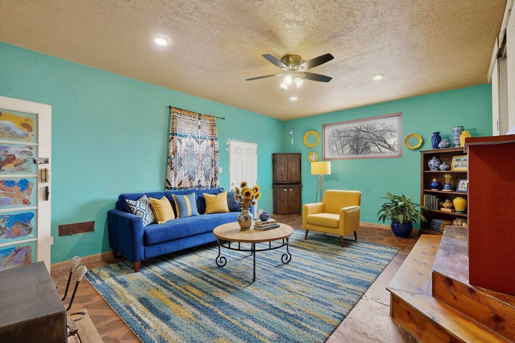 Image 11 of property listing at 27 El Cid Loop, Los Lunas, NM 87031