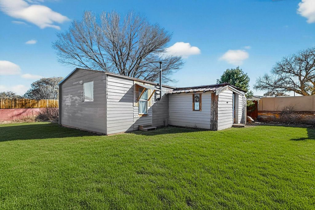 Image 2 of property listing at 27 El Cid Loop, Los Lunas, NM 87031