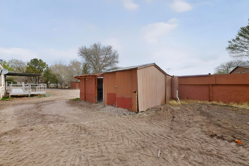 Image 48 of property listing at 27 El Cid Loop, Los Lunas, NM 87031