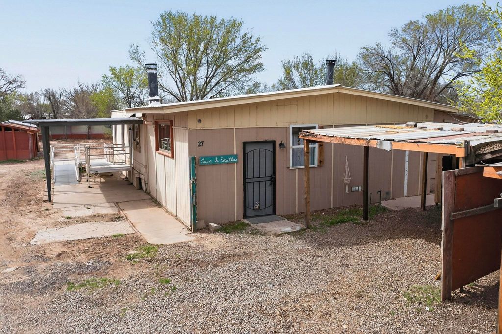 Image 9 of property listing at 27 El Cid Loop, Los Lunas, NM 87031