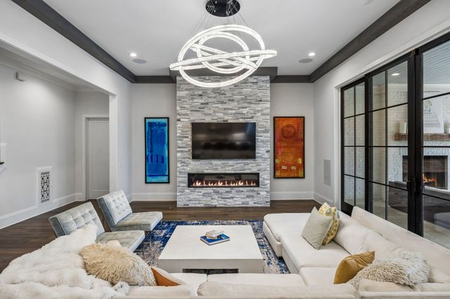 1617 Graybar Ln, Nashville, TN 37215