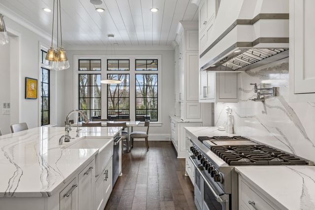 1617 Graybar Ln, Nashville, TN 37215