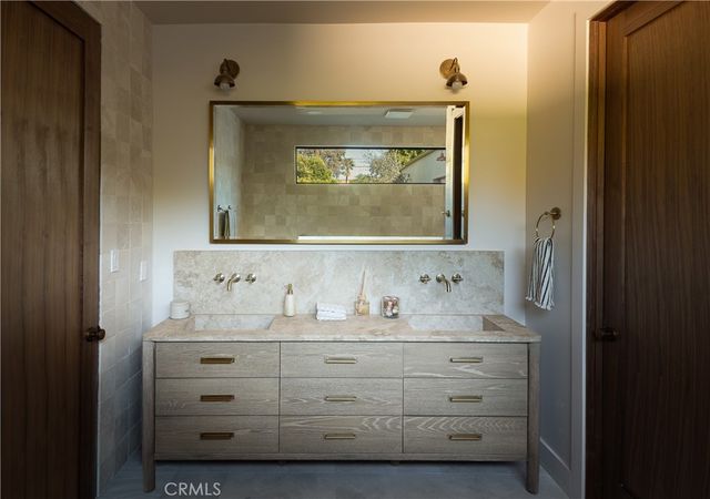 15719 Hartsook, Encino, CA 91436