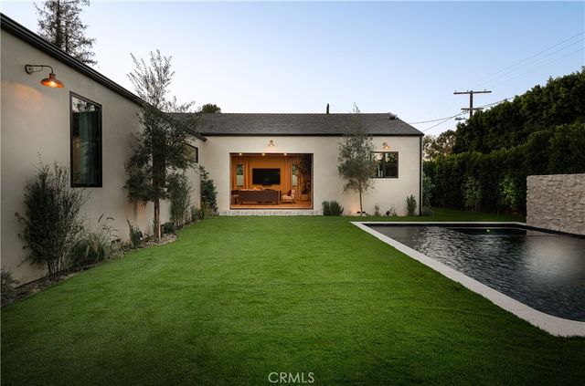 15719 Hartsook, Encino, CA 91436