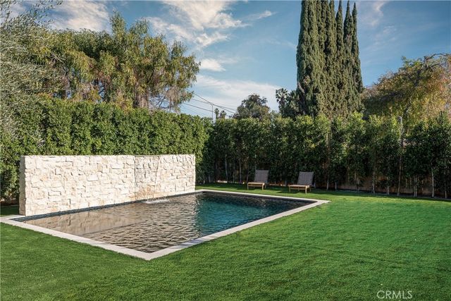15719 Hartsook, Encino, CA 91436