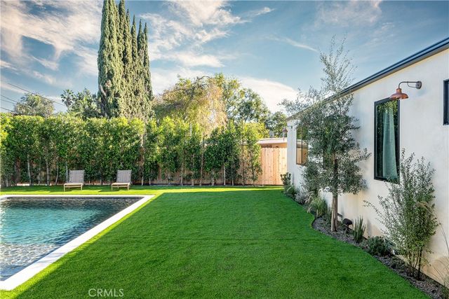 15719 Hartsook, Encino, CA 91436