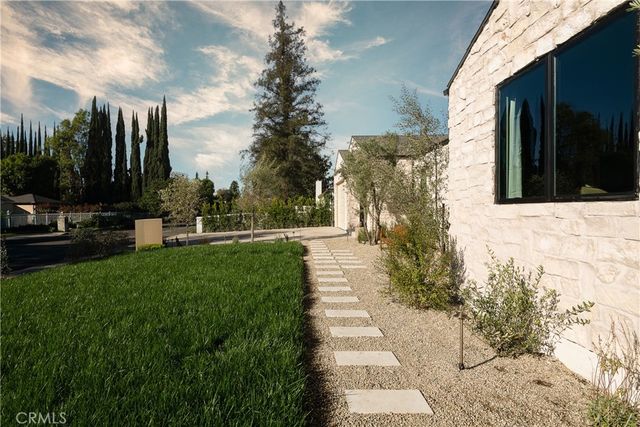 15719 Hartsook, Encino, CA 91436