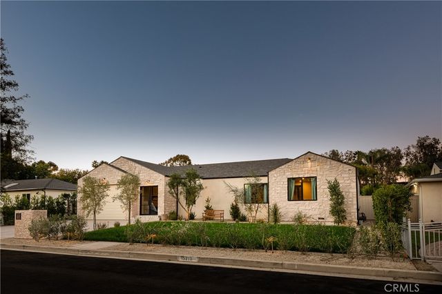 15719 Hartsook, Encino, CA 91436