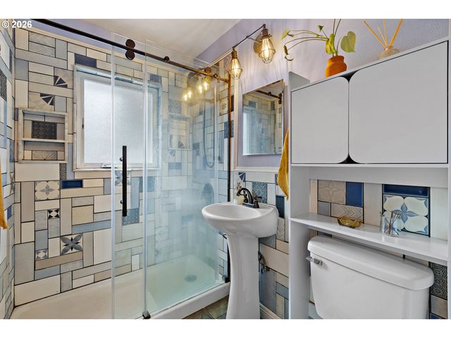 150 Ne 202ND Ave, Gresham, OR 97230