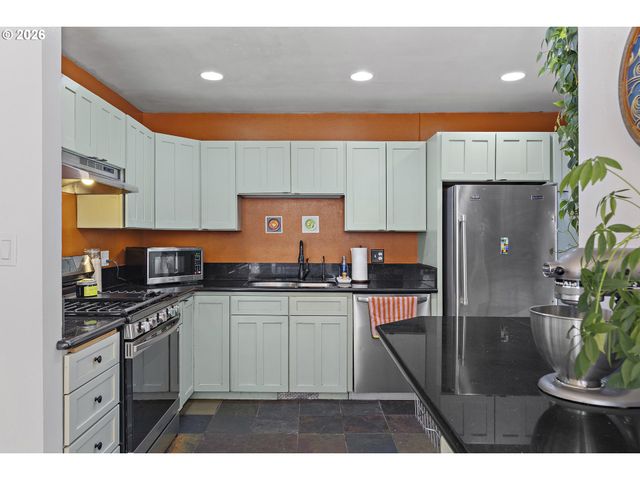 150 Ne 202ND Ave, Gresham, OR 97230