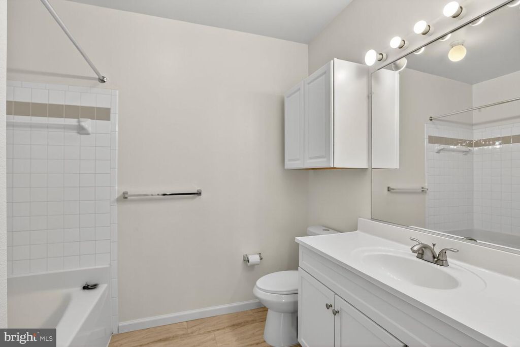 3021 NICOSH CIR #1108, Falls Church, VA 22042