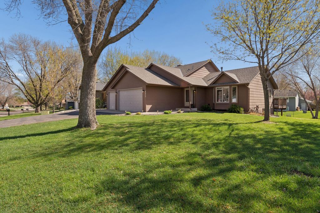 8922 Quinwood Lane N, Maple Grove, MN 55369