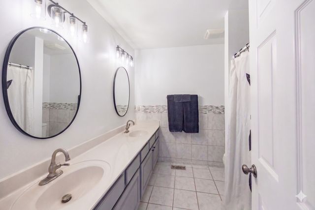 1237 E Greystone Drive, Round Lake Beach, IL 60073