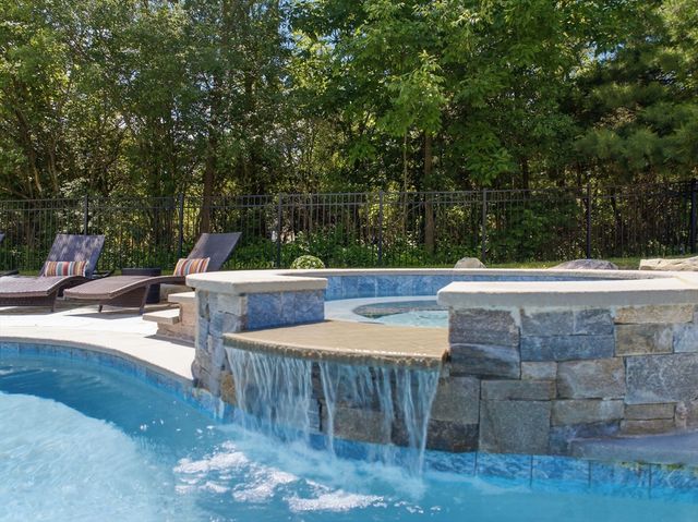1 Valley View Drive, Grafton, MA 01536