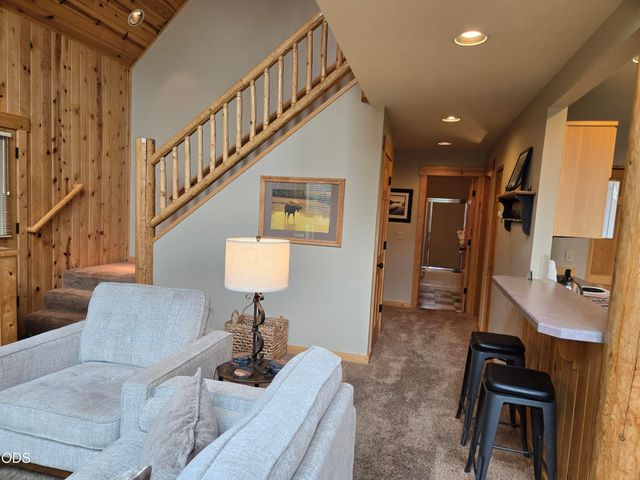 1732 Prairie Falcon Drive, Redmond, OR 97756