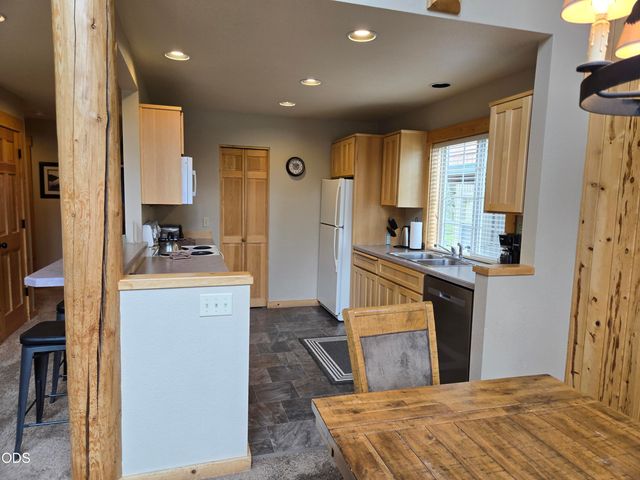 1732 Prairie Falcon Drive, Redmond, OR 97756