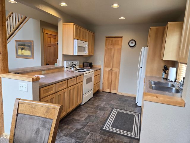 1732 Prairie Falcon Drive, Redmond, OR 97756
