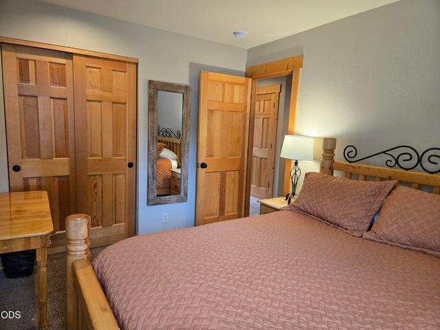 1732 Prairie Falcon Drive, Redmond, OR 97756
