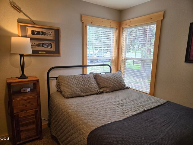 1732 Prairie Falcon Drive, Redmond, OR 97756