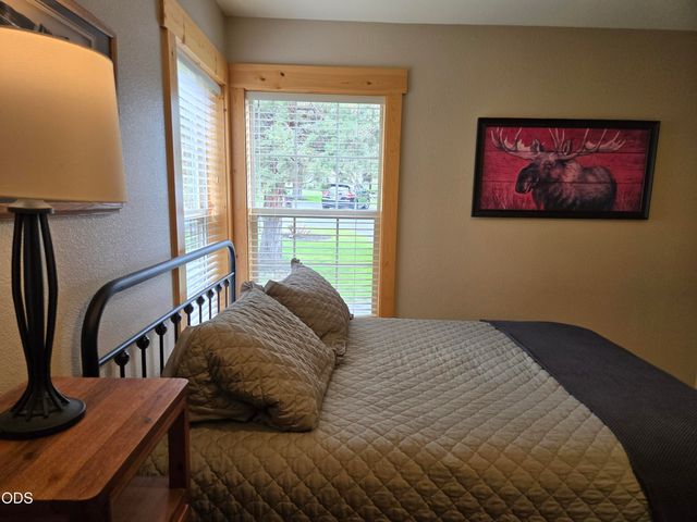 1732 Prairie Falcon Drive, Redmond, OR 97756