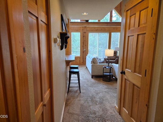 1732 Prairie Falcon Drive, Redmond, OR 97756