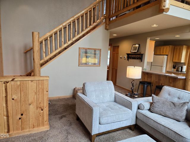 1732 Prairie Falcon Drive, Redmond, OR 97756