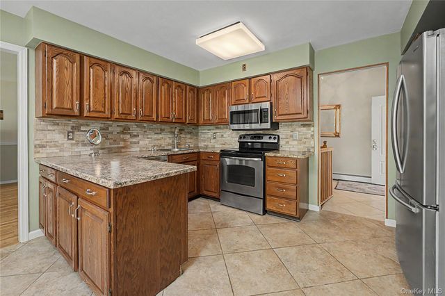 75 Summit Drive, Smithtown, NY 11787
