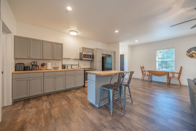 19404 Peppernut Drive, Redding, CA 96003