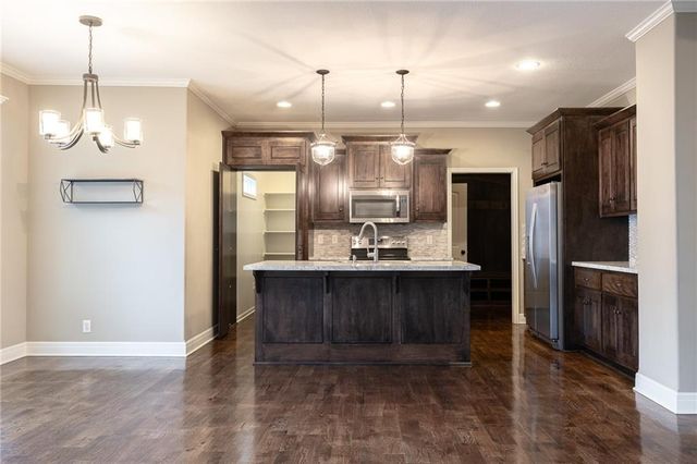 1012 SE Auburn Court, Blue Springs, MO 64014