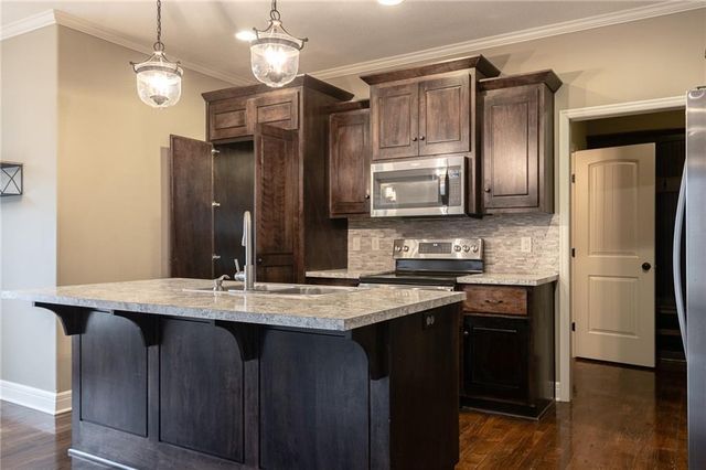 1012 SE Auburn Court, Blue Springs, MO 64014