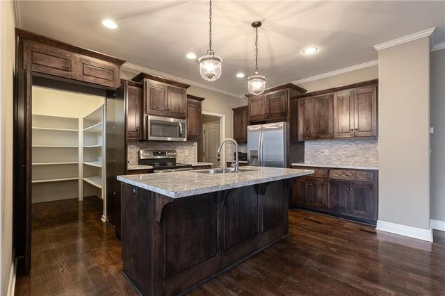 1012 SE Auburn Court, Blue Springs, MO 64014