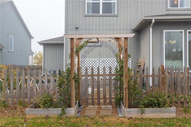 1012 SE Auburn Court, Blue Springs, MO 64014