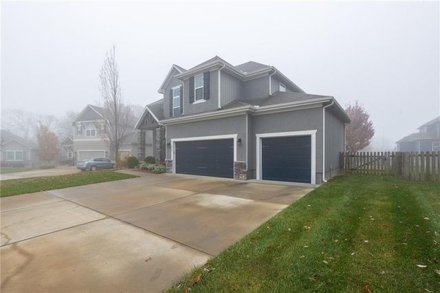 1012 SE Auburn Court, Blue Springs, MO 64014