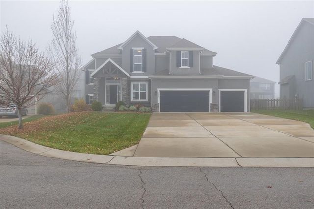 1012 SE Auburn Court, Blue Springs, MO 64014