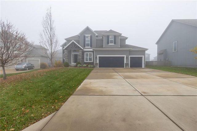 1012 SE Auburn Court, Blue Springs, MO 64014