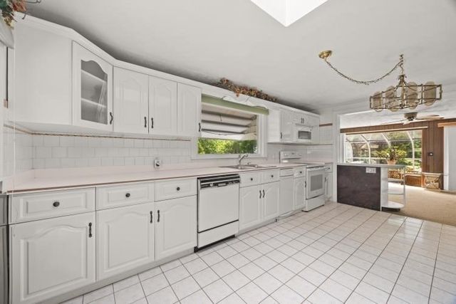 21 South Ave, Taunton, MA 02780
