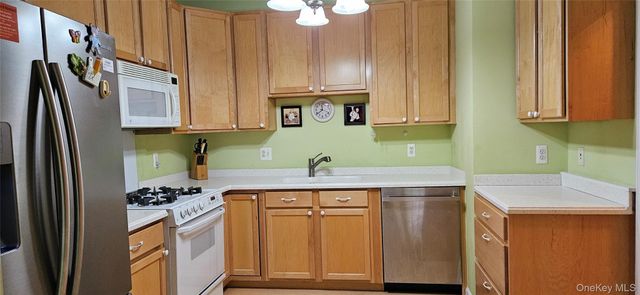 24 N De Baun Avenue 303, Suffern, NY 10901