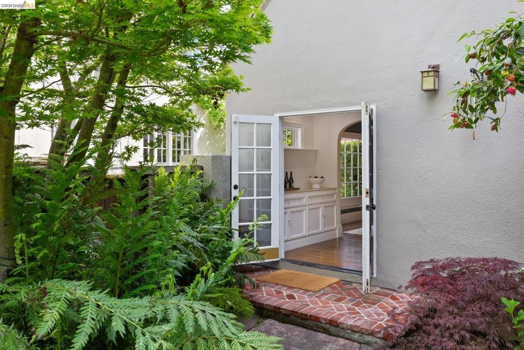Image 31 of property listing at 15 Claremont Cres, Berkeley, CA 94705