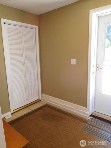 6201 Island Crest Way, Mercer Island, WA 98040