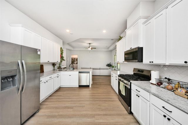 160 Barton Place Drive, Cleveland, TX 77327