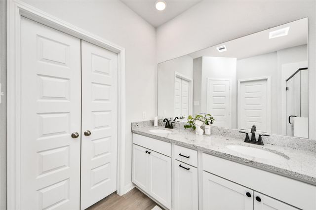 160 Barton Place Drive, Cleveland, TX 77327